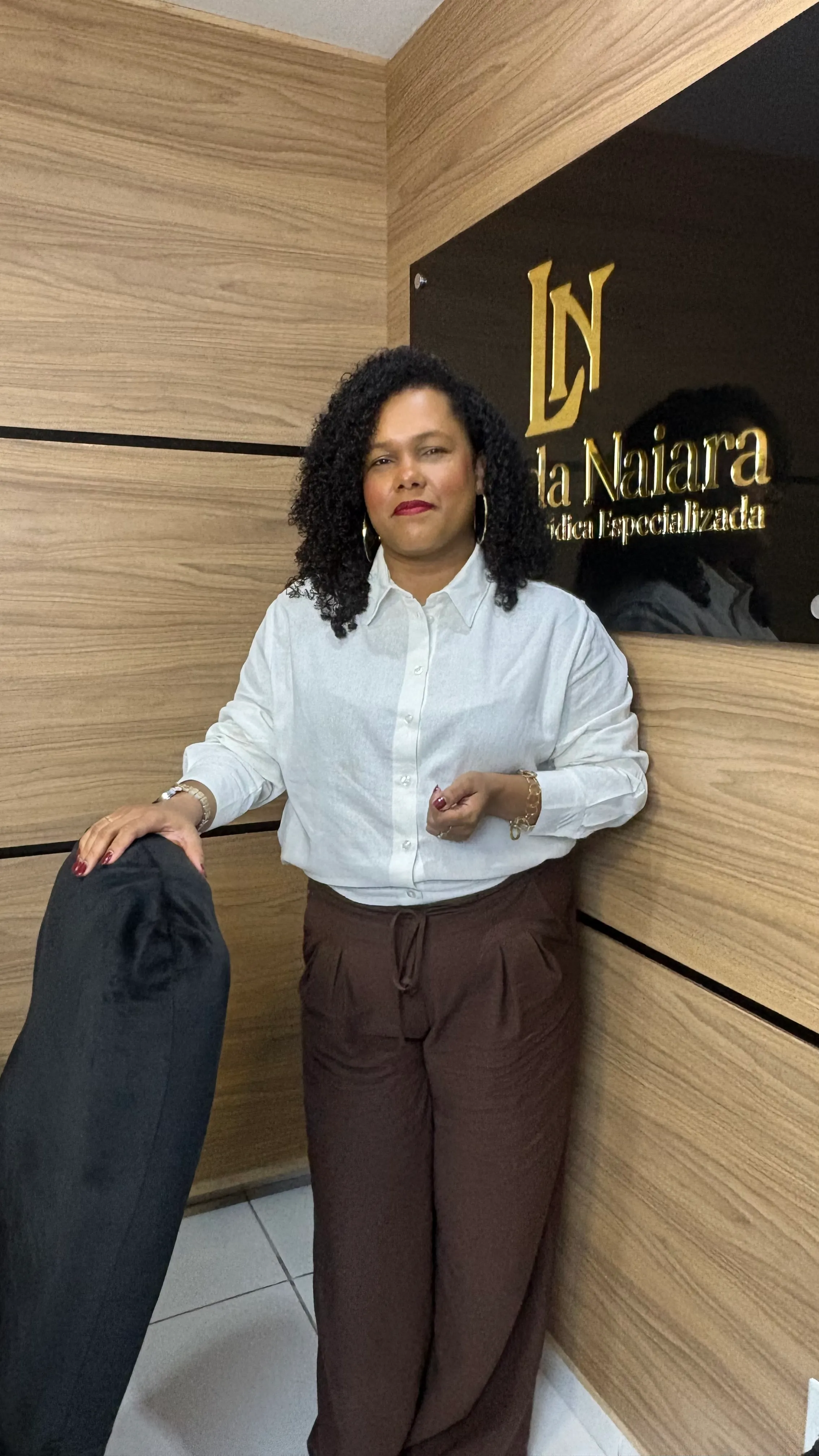 Dra. Luanda Naiara - Trajetória Profissional em Direito Administrativo